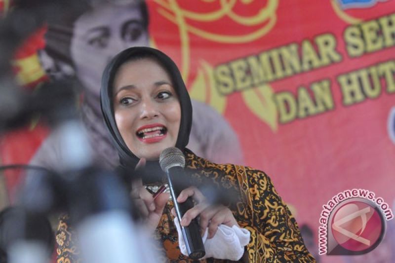 Artis Marissa Haque menjadi pembicara Seminar "Peran Strategis Perempuan Dalam Pembangunan" di Gedung Serba Guna, Blambangan Umpu, Waykanan, Lampung, Sabtu (27/4). Kegiatan diselenggarakan pemerintah setempat guna memperingati HUT ke-14 daerah itu serta 134 Tahun RA Kartini, salah satu pahlawan yang menginginkan kemajuan perempuan Indonesia. (FOTO ANTARA/Gatot Arifianto)