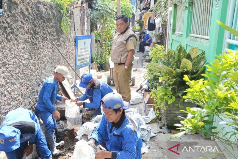 Perbaikan saluran air permukiman warga di Jalan Krekot Bunder VIII, RT 06/06 Kelurahan Pasar Baru, Kecamatan Sawah Besar, Jakarta Pusat, Selasa (1/10/2024). ANTARA/HO-Pemerintah Kota Jakarta Pusat