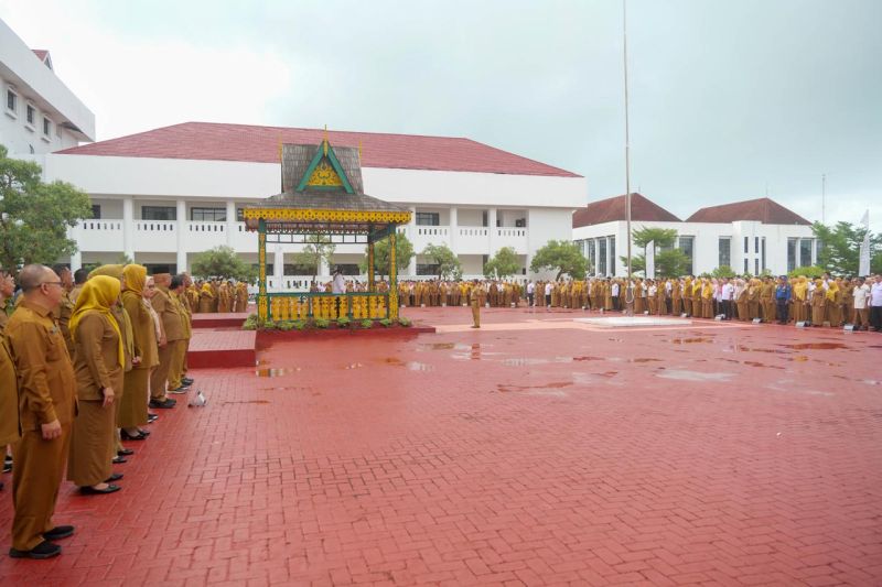 Pegawai ASN Pemprov Kepri mengikuti upacara rutin Senin pagi di lapangan kantor Gubernur Kepri, Pulau Dompak, Tanjungpinang. (ANTARA/Ogen)