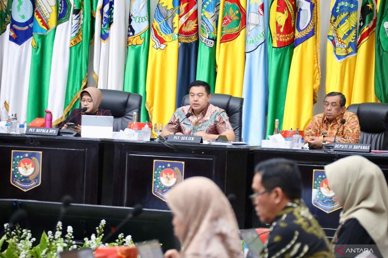 Plt. Sekjen Kementerian Dalam Negeri Tomsi Tohir saat memimpin Rapat Koordinasi Pengendalian Inflasi Daerah Tahun 2024 di Gedung Sasana Bhakti Praja (SBP) Kemendagri, Jakarta, Rabu (2/10/2024). (ANTARA/HO-Puspen Kemendagri)