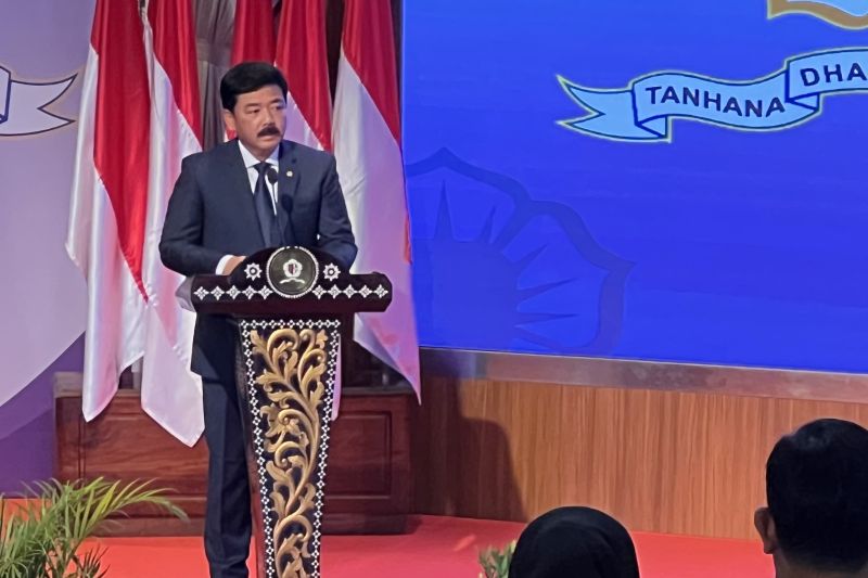 Menteri Koordinator Bidang Politik, Hukum, dan Keamanan (Menkopolhukam) Hadi Tjahjanto memberi pidato kunci dalam Seminar Nasional Program Pendidikan Reguler Angkatan (PPRA) LXVII, yang digelar oleh Lembaga Ketahanan Nasional (Lemhannas) di Jakarta, Rabu (2/10/2024). ANTARA/Putu Indah Savitri