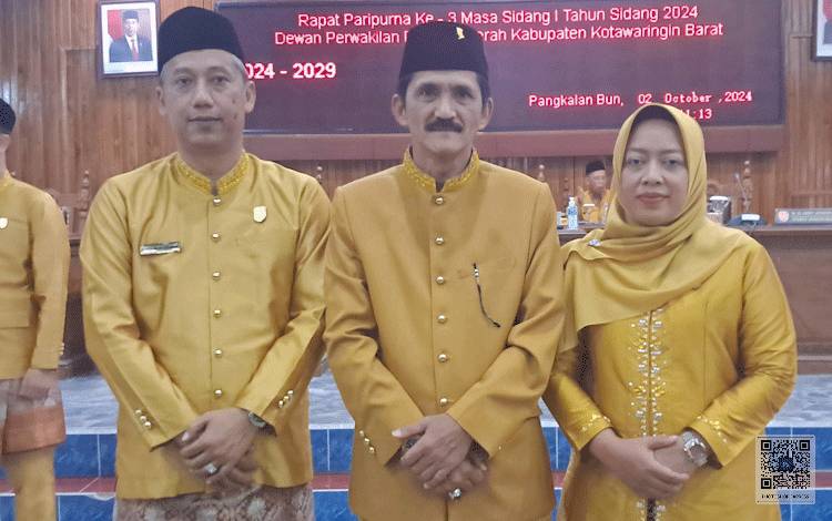 Melalui Rapat Paripurna yang digelar Rabu, 2 Oktober 2024 diumumkan Ketua DPRD Kobar, Mulyadin (tengah), Wakil Ketua 1 Rudi Imam Gunawan (kiri) dan Wakil Ketua 2 Sri Lestari (kanan). (FOTO: IST)