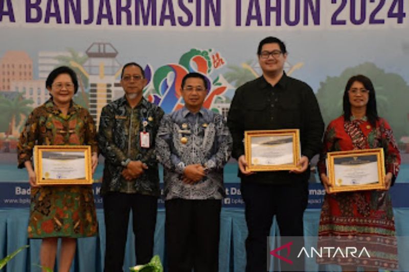 Wali Kota Banjarmasin H Ibnu Sina didampingi Kepala Dinas BPKPAD Kota Banjarmasin H Edy Wibowo saat memberikan penghargaan kepada wajib pajak terbaik 2024 di Banjarmasin, Rabu (2/10/2024). (ANTARA/Sukarli)