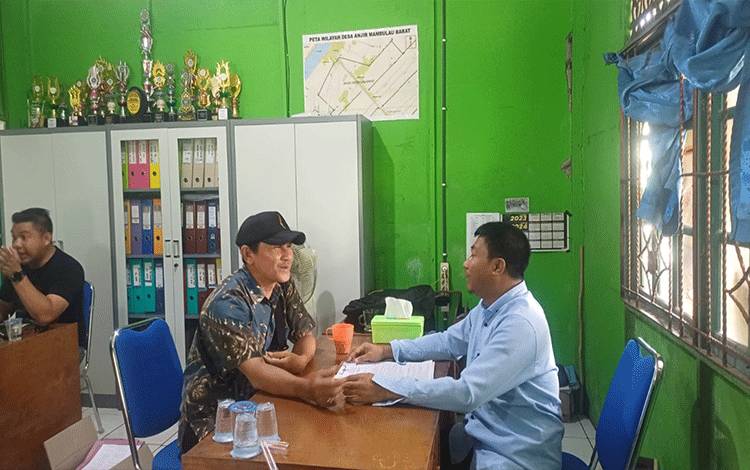 Kegiatan rekrutmen KPPS di Desa Anjir Mambulau Barat, Kecamatan Kapuas Timur. (FOTO: IST)