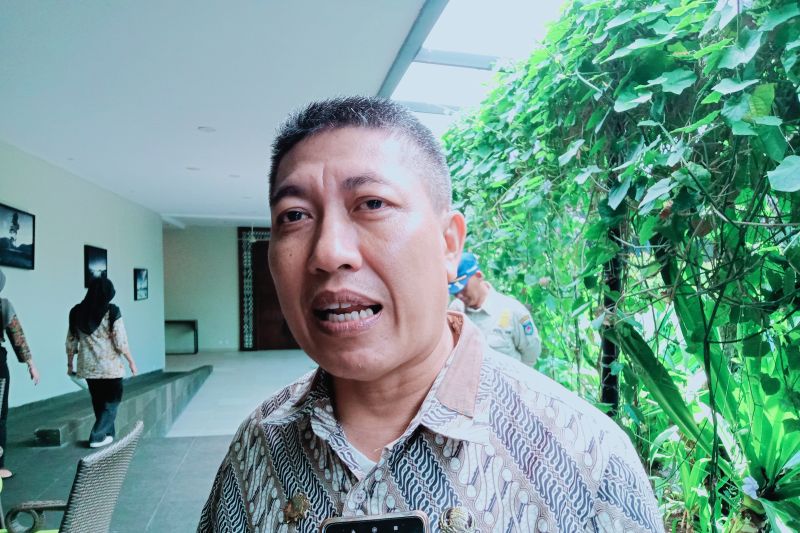 Pejabat Sementara (Pjs) Wali Kota Mataram Tri Budiprayitno. (ANTARA/Nirkomala)