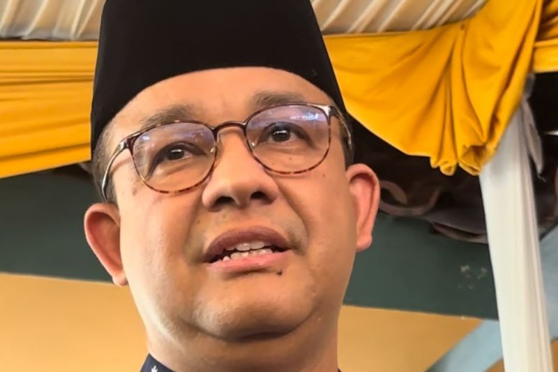 Politikus Anies Baswedan saat ditemui di rumah duka mendiang Marissa Haque di kawasan Bintaro, Tangerang Selatan, Rabu. (ANTARA/Vinny Shoffa Salma)