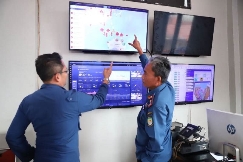Plt Kalak BPBD Kota Tangerang Ubaidillah Ansar (kanan) bersama Kepala Bidang Kedaruratan dan Logistik BPBD Kota Tangerang Gufron Falfeli (kiri) sedang melihat peta penyebaran hujan yang saat ini sedang masuk masa peralihan. ANTARA/HO-BPBD Kota Tangerang