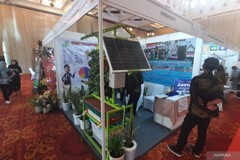 Seorang pengunjung melihat salah satu inovasi pertanian perkotaan yang dihadirkan dalam Jakarta Innovation Days (JID) Expo 2024 di Balai Sudirman, Jakarta, Selasa (1/10/2024). ANTARA/Lia Wanadriani Santosa