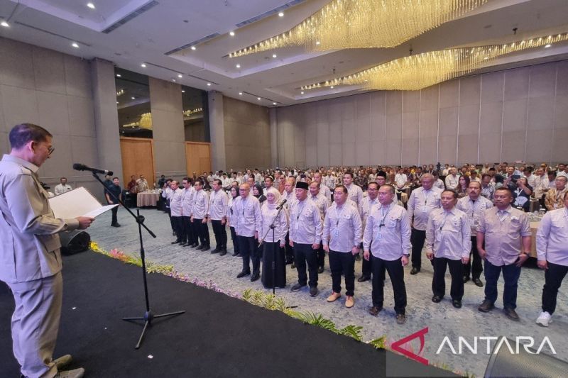 Ketua Umum Dewan Pimpinan Nasional Himpunan Kerukunan Tani Indonesia (HKTI) Fadli Zon saat melantik kepengurusan Dewan Pimpinan Daerah (DPD) HKTI Jawa Timur periode 2024-2029 di Surabaya, Rabu (2/10/2024). (ANTARA/Willi Irawan)