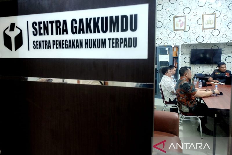 Suasana pemeriksaan tiga aparatur sipil negara (ASN) oleh tim penyidi Sentra Gakkumdu atas dugaan melanggar netralitas dengan mengampanyekan salah satu pasangan calon gubernur dan wakil gubernur pada Pilkada Sulsel, yang fotonya viral di media sosial, di Kantor Bawaslu Sulsel, Makassar, Rabu (2/10/2024). ANTARA/Darwin Fatir.