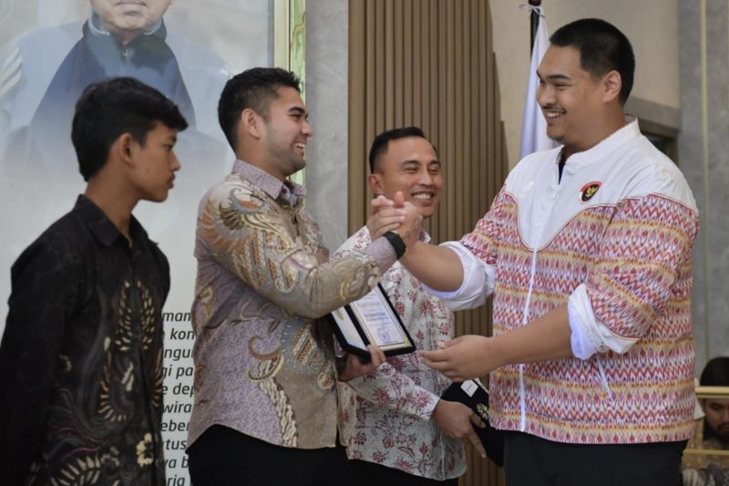 Menteri Pemuda dan Olahraga Dito Ariotedjo (kanan) berjabatan tangan dengan penerima penghargaan insan olahraga berprestasi di Kantor Kemenpora, Jakarta, Rabu (2/10/2024). (ANTARA/HO-Humas Kemenpora/Bagus)