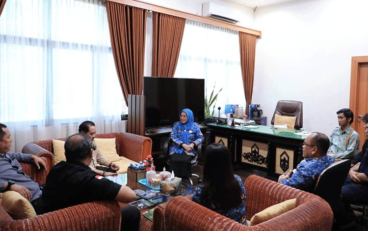 Kepala Dinas TPHP Provinsi Kalteng, Sunarti saat menerima kunjungan HPDKI Kalteng di Dinas TPHP Kalteng, baru baru ini. (FOTO: IST)