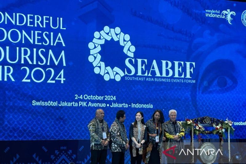 Deputi Bidang Produk Wisata dan Penyelenggara Kegiatan (Events) Kemenparekraf Vinsensius Jemadu (paling kiri), Ketua Umum GIPI Hariyadi Sukamdani (kedua kiri), Wamenparekraf Angela Tanoesoedibjo (tengah) dalam pembukaan WITF 2024 yang digelar di Jakarta, Rabu (2/10/2024). ANTARA/Sinta Ambar
