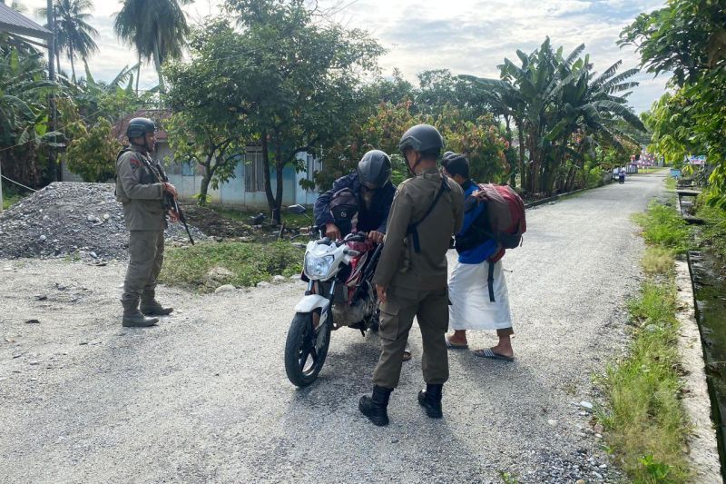 Satgas Operasi Madago Raya melakukan razia senjata api dan bahan peledak di Kabupaten Poso, Sulteng. (ANTARA/HO-Humas Polda Sulteng)