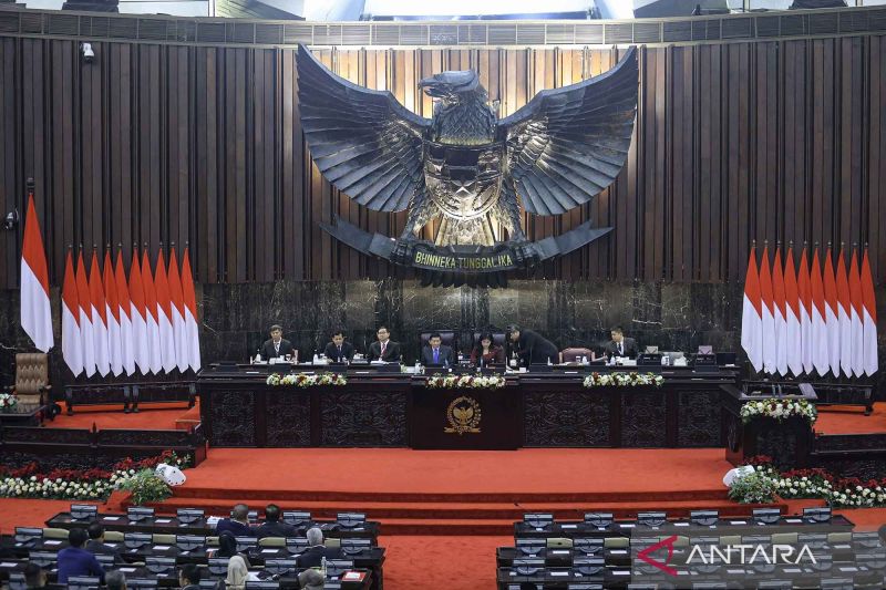 Pimpinan sementara MPR Guntur Sasono (tengah) dan Larasati Moriska (ketiga kanan) memimpin Sidang Paripurna MPR di Gedung Nusantara, Kompleks Parlemen, Senayan, Jakarta, Rabu (2/10/2024). Sidang tersebut beragendakan pengesahan rancangan acara paripurna serta pembentukan fraksi dan kelompok DPD jelang pemilihan Pimpinan MPR periode 2024-2029. ANTARA FOTO/Dhemas Reviyanto/YU
