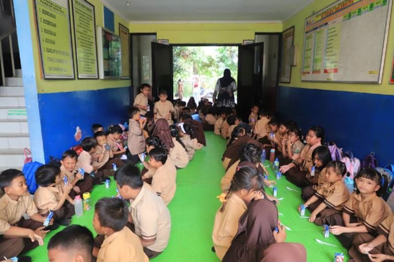 Sebanyak 291 siswa kelas 1-6 SDN Blendung Benda berkumpul untuk minum susu bersama dalam program makan bergizi gratis yang dilaksanakan Pemkot Tangerang, Rabu. ANTARA/HO-Pemkot Tangerang