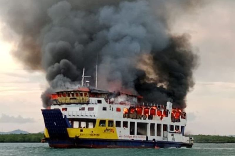 Tangkapal layar-Kapal roro Kapal Motor Penyeberangan (KMP) Tandeman terbakar di perairan dekat pulau Asam, Provinsi Kepulauan Riau, Rabu (2/10/2024) (ANTARA/Jessica)