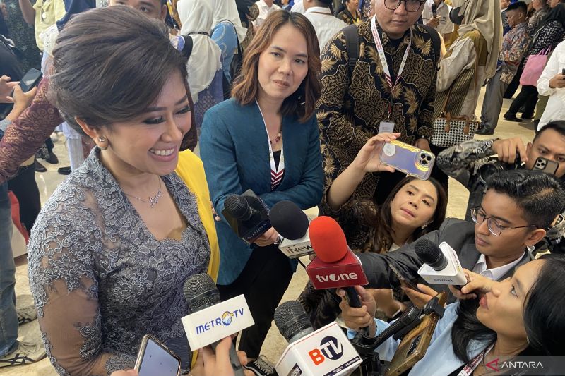 Politisi Partai Golkar dan Anggota DPR RI Terpilih Periode 20242029 Meutya Hafid menjawab pertanyaan wartawan di Kompleks Parlemen, Senayan, Jakarta, Selasa (1/10/2024). (ANTARA/Fath Putra Mulya)