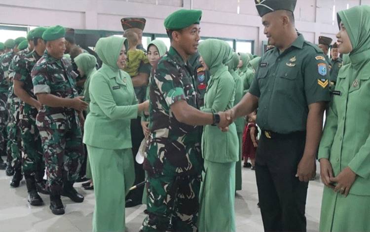 Dandim 1011 Kuala Kapuas, Letkol Inf Khusnun Dwi Putranto saat acara pelantikan kenaikan pangkat prajurit, Rabu, 2 Oktober 2024. (FOTO: IST)?