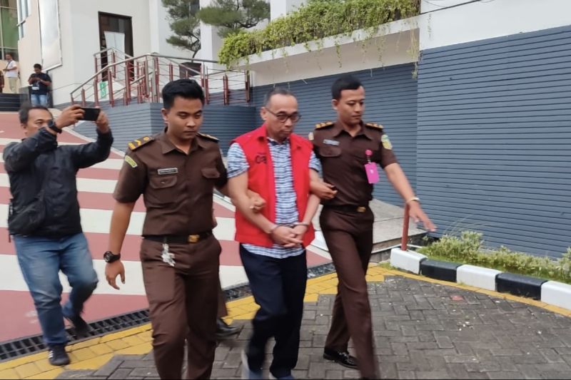 Arsip foto - Mantan direktur utama PT INKA (persero), BN, usai ditetapkan tersangka pidana korupsi pemberian dana talangan pada proyek Solar Photovolic Power Plant oleh Kejaksaan Tinggi (Kejati) Jawa Timur, di Surabaya, Selasa (9/10/2024). ANTARA/Faizal Falakki