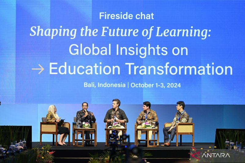 Menteri Pendidikan, Kebudayaan, Riset, dan Teknologi (Mendikbudristek) Nadiem Anwar Makarim (kedua kiri) dan Pimpinan Gateways sekaligus Kepala Pusat Inovasi Pembelajaran Global UNICEF, Frank van Cappelle (kedua kanan) dalam sebuah gelar wicara di ajang Gateways Study Visit Indonesia (GSVI) 2024 di Denpasar, Rabu. (2/10/2024). (ANTARA/HO-GSVI 2024)