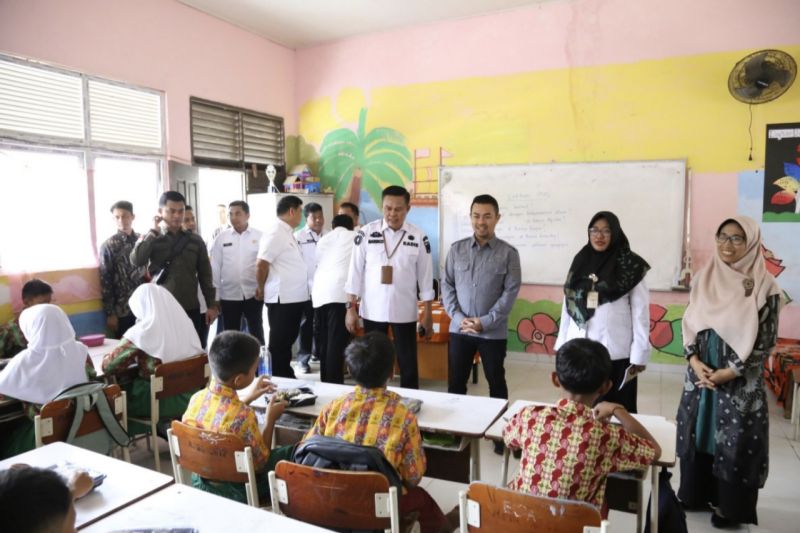Pj Wali Kota Pekanbaru Risnandar Mahiwa ketika menghadiri simulasi atau uji coba makan siang bergizi gratis di SDN 185 dan SMPN 49, Rabu (2/10/2024). (ANTARA/HO-Pemkot Pekanbaru)