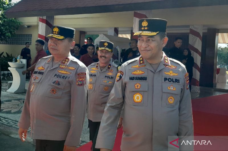 Kapolda NTB yang baru Irjen Pol. Hadi Gunawan (kanan) bersama pejabat lama Irjen Pol. Raden Umar Faroq (kiri) didampingi Wakapolda NTB Brigjen Pol. Ruslan Aspan saat mengikuti acara pisah sambut di Lapangan Bhara Daksa Polda NTB, Mataram, Rabu (2/10/2024). (ANTARA/Dhimas B.P.)