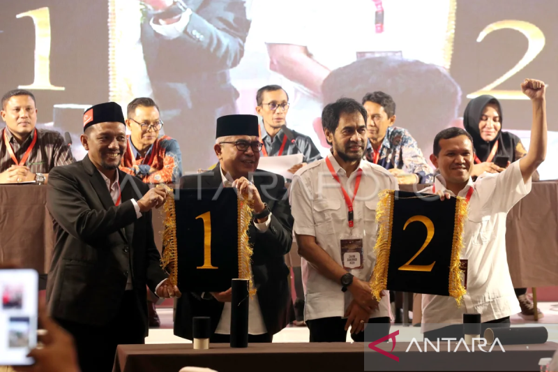 Arsip - Kedua kandidat calon Gubernur dan Wakil Gubernur Aceh 2024 memperlihatkan nomor urut masing-masing usai pengundian oleh KIP Aceh, di Aceh Besar, Senin (23/9/2024) (ANTARA/Rahmat Fajri)