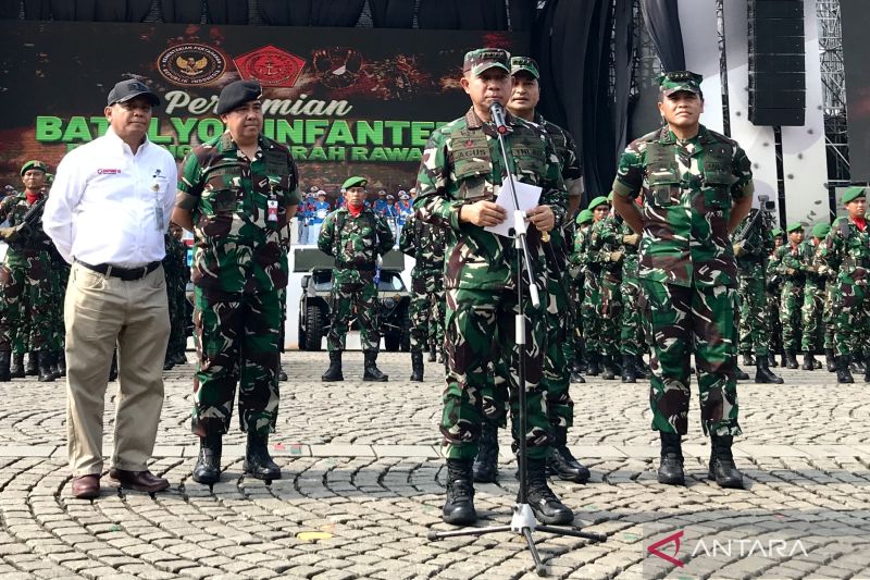 Panglima TNI Jenderal TNI Agus Subiyanto (tengah) didampingi Kepala Staf TNI Angkatan Laut Laksamana TNI Muhammad Ali (kanan), Kepala Staf TNI Angkatan Udara Marsekal TNI M. Tonny Harjono (dua kanan), Direktur Utama PT Pindad Abraham Mose (kiri), dan Kepala Badan Sarana Pertahanan Kementerian Pertahanan Marsekal Madya Yusuf Jauhari (dua kiri) menjawab pertanyaan wartawan saat jumpa pers di Lapangan Silang Monas, Jakarta, Rabu (2/10/2024). ANTARA/Genta Tenri Mawangi