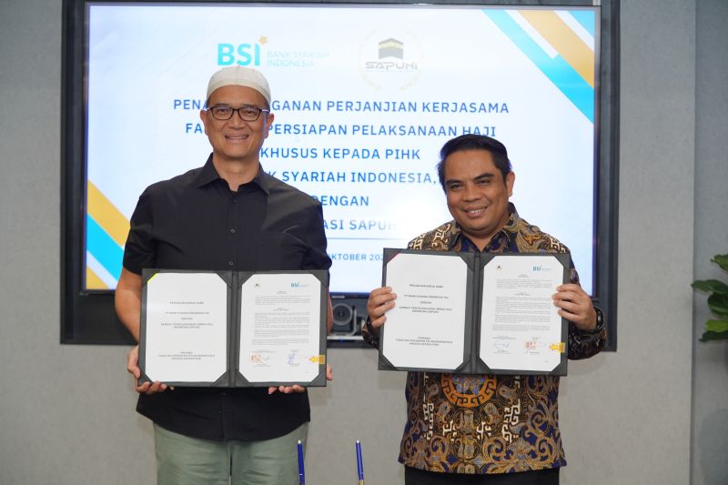 Ketua Umum Sapuhi Syam Resfiadi (kiri) dan Direktur Sales & Distribution BSI Anton Sukarna (kanan) menandatangani nota kerja sama layanan dan pembiayaan syariah di Jakarta, Rabu (2/10/2024). ANTARA/HO-BSI.