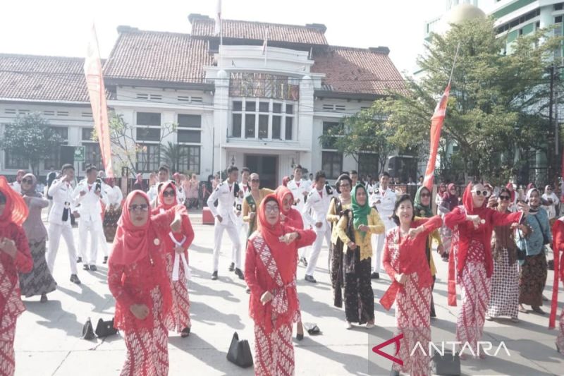 Komunitas Kebaya Indonesia Kota Pekalongan bersama aparatur sipil negara, dan pelajar mengikuti kegiatan flashmob berbatik pada acara Hari Batik Nasional 2024, di Pekalongan, Rabu (2/10/2024). ANTARA/Kutnadi