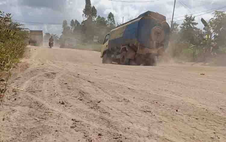 Sebuah truk pengangkut CPO melewati Jalan Lingkar Selatan. (FOTO: DEWIP)