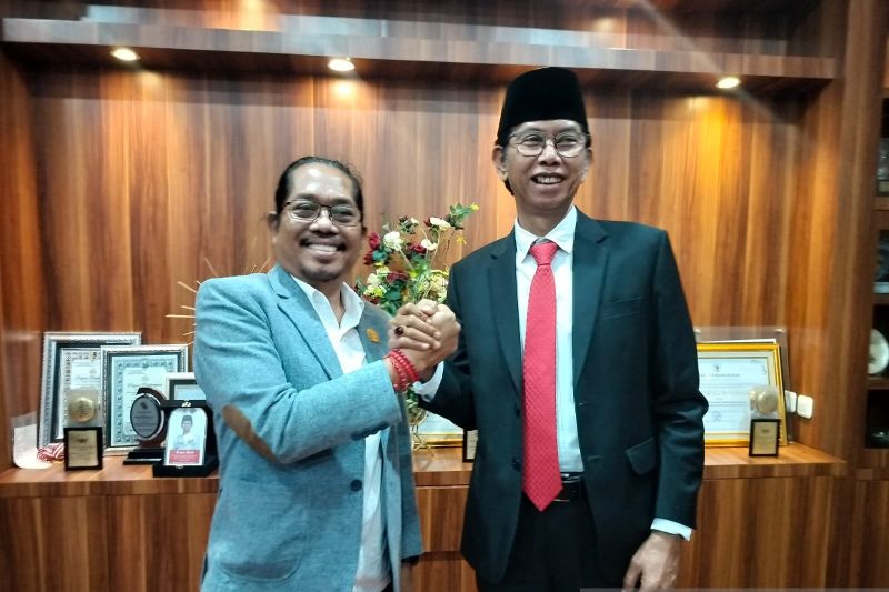 Arsip - Pimpinan sementara DPRD Kota Surabaya Adi Sutarwijono (kanan) berfoto bersama Ketua Fraksi DPRD Kota Surabaya Budi Leksono ANTARA/Indra Setiawan