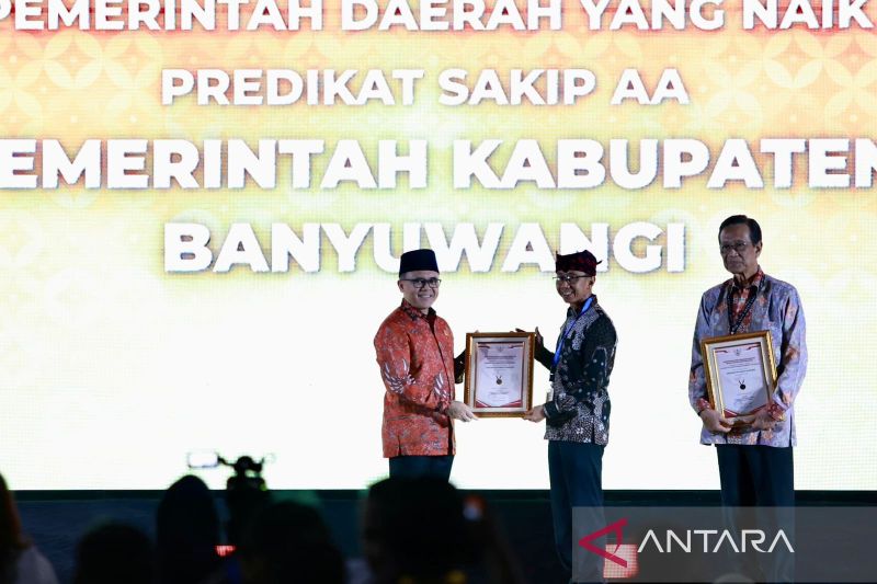 Menteri PAN-RB Abdullah Azwar Anas menyerahkan penghargaan predikat AA kepada Pj Sekda Banyuwangi Guntur Priambodo di Jakarta. Rabu (2/10/2024) ANTARA/HO-Humas Pemkab Banyuwangi