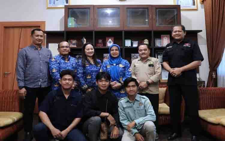 Foto bersama Dinas TPHP Provinsi Kalteng, dan DPD HPDKI Kalteng di Dinas TPHP Kalteng. (FOTO: IST)