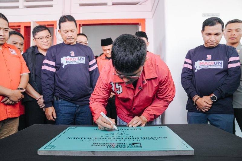 Ketua Umum Partai Solidaritas Indonesia (PSI) Kaesang Pangarep didampingi Ketua DPD PSI Kota Madiun Bagus Panuntun (kanan) meresmikan kantor DPD PSI Kota Madiun, di Jalan Nias, Kelurahan Madiun Lor, Kecamatan Manguharjo, Madiun, Jatim, Rabu (2/10/2024). ANTARA/HO-Tim Dokumentasi PSI