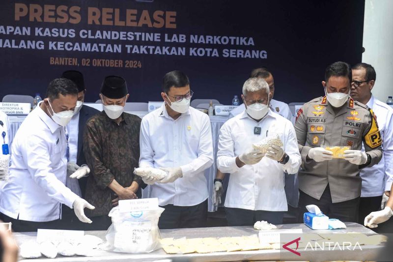 Kepala Badan Narkotika Nasional (BNN) Komjen Pol Marthinus Hukom (kedua kanan), Kepala BPOM RI Taruna Ikrar (ketiga kanan), dan Kapolda Banten Irjen Pol Suyudi Ario Seto, kanan memeriksa barang bukti saat konferensi pers pengungkapan kasus laboratorium rahasia (clandestine lab) narkotika di Taktakan, Kota Serang, Banten, Rabu (2/10/2024). Petugas BNN menangkap 10 orang tersangka beserta barang bukti narkotika golongan 1 jenis PCC sebanyak 971.000 butir senilai Rp145 miliar, enam unit mesin prod