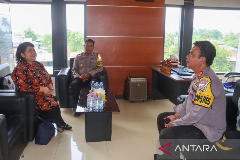Anggota Kompolnas Poengky Indarti (kiri) saat meninjau Markas Polsek Biromaru, di Desa Mpanau, Kecamatan Sigi Biromaru, Kabupaten Sigi, Rabu (2/10/2024). (ANTARA/MOH SALAM)