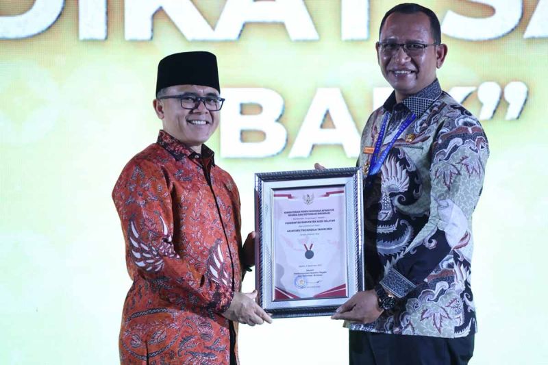 Pj Bupati Aceh Selatan Cut Syazalisma (kanan) menerima penghargaan SAKIP Award 2024 di Jakarta, Rabu (2/10/2024). ANTARA/HO-Diskominfo Aceh Selatan