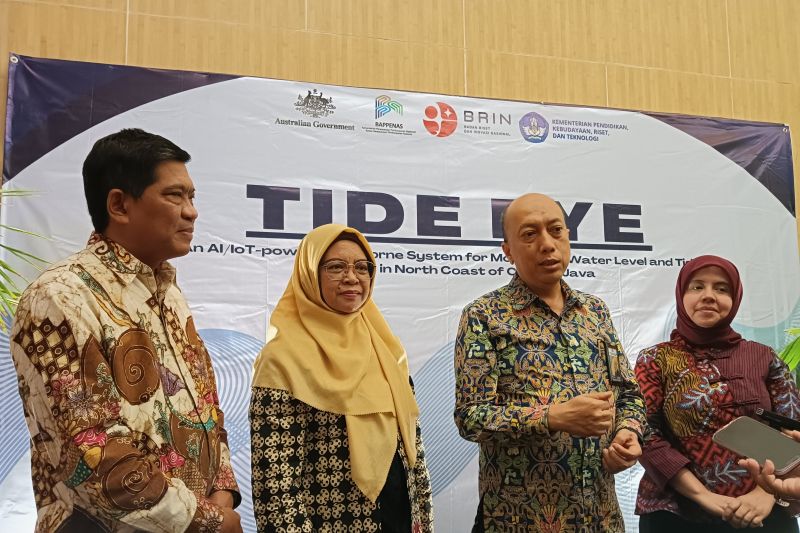 Dari kiri ke kanan; Ketua Tim Riset Tide Eye Indonesia Miftadi Sudjai, Wakil Rektor Bidang Riset, Inovasi dan Kerja Sama Telkom University Dr. Rina Pudji Astuti, Direktur Bina Teknik SDA Kementrian PUPR Muhammad Rizal, dan Unit Manager, Knowledge to Policy Unit, DFAT Australian Embassy Jakarta Ria Arief, di Semarang, Rabu (2/10/2024). ANTARA/Zuhdiar Laeis