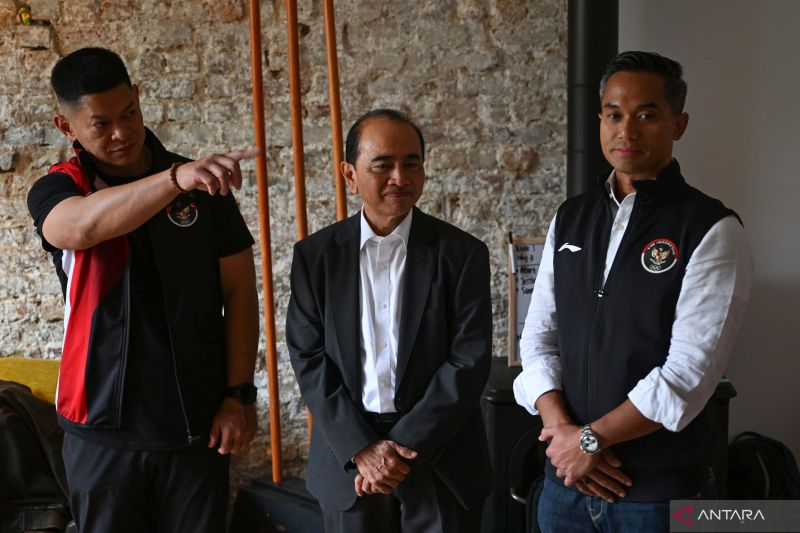 Presiden National Olympic Committee (NOC) Indonesia Raja Sapta Oktohari (kiri) bersama Dubes Indonesia untuk Prancis Mohamad Oemar (tangah) dan CdM Tim Indonesia untuk Olimpiade 2024 Anindya Bakrie (kanan) mengikuti doa bersama Tim Indonesia jelang Olimpiade Paris 2024 di Rumah Garuda kawasan Saint Ouen, Paris, Prancis, Selasa (23/7/2024). Doa bersama tersebut untuk kelancaran dan kesuksesan tim Indonesia pada ajang Olimpiade Paris yang berlangsung 26 Juli-11 Agustus 2024. ANTARA FOTO/Wahyu Putr