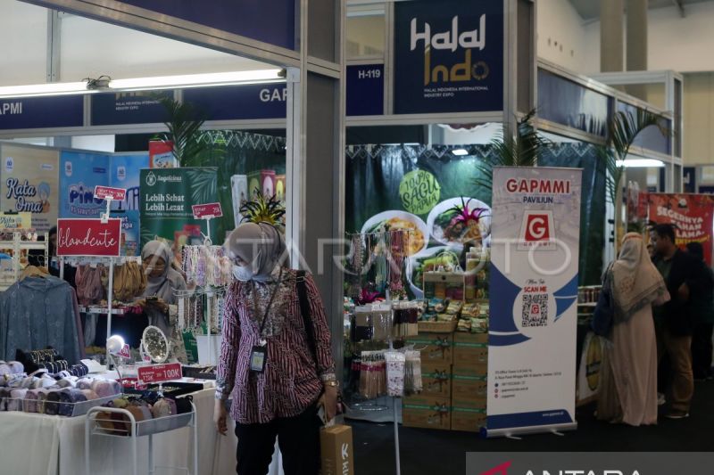 Pengunjung melihat pernak-pernik hijab yang dipajang di Halal Indonesia International Industry Expo 2024 di ICE BSD, Serpong, Kabupaten Tangerang, Banten, Kamis (26/9/2024). ANTARA FOTO/Muhammad Iqbal/nym.