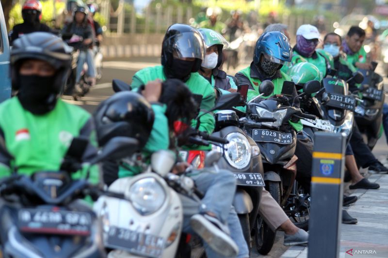 Online motorcycle taxi drivers (ojol) wait for passengers in Margonda, Depok, West Java, on March 20, 2024. (ANTARA FOTO/Yulius Satria Wijaya/foc)