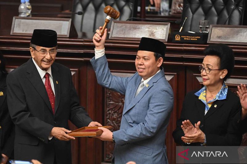 Ketua DPD RI terpilih periode 2024-2029 Sultan B Najamudin (tengah) didampingi Wakil Ketua DPD RI terpilih GKR Hemas (kanan) menerima palu sidang dari anggota DPD periode 2024-2029 Ismeth Abdullah (kiri) saat Sidang Paripurna Pemilihan Pimpinan DPD RI di Gedung Nusantara V, Kompleks Parlemen, Jakarta, Rabu (2/10/2024) dini hari. Sultan B Najamudin resmi terpilih sebagai Ketua Dewan Perwakilan Daerah (DPD) RI periode 2024-2029 dengan perolehan 95 suara mengungguli rivalnya La Nyalla Mattalitti ya