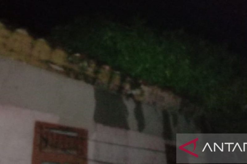 Kondisi rumah warga di Kampung Cisarua, Desa Cipeuteuy, Kecamatan Kabandungan, Kabupaten Sukabumi, Jabar yang rusak pada bagian atap akibat tetimpa pohon yang tumbang disapu angin puting beliung pada Rabu, (2/10/2024). ANTARA/ (Aditia A Rohman)