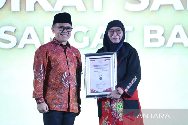 Plt Bupati Sumenep Dewi Khalifah menerima SAKIP Award 2024 dari Kemenpan-RB di Jakarta, Rabu (2/10/2024). (ANTARA/ HO-Pemkab Sumenep)
