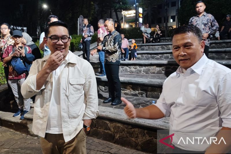 Calon gubernur DKI Jakarta Ridwan Kamil usai bertemu dengan politikus PKS Mardani Ali Sera di kawasan Kebayoran Baru, Jakarta Selatan, Rabu (2/10/2024). ANTARA/Syaiful Hakim