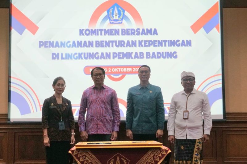 Plt. Bupati Badung I Ketut Suiasa (kedua kiri) melakukan penandatanganan dan deklarasi komitmen bersama penanganan benturan kepentingan di lingkungan Pemkab Badung, di Ruang Kertha Gosana, Puspem Badung, Rabu (2/10/2024). ANTARA/HO-Humas Pemkab Badung