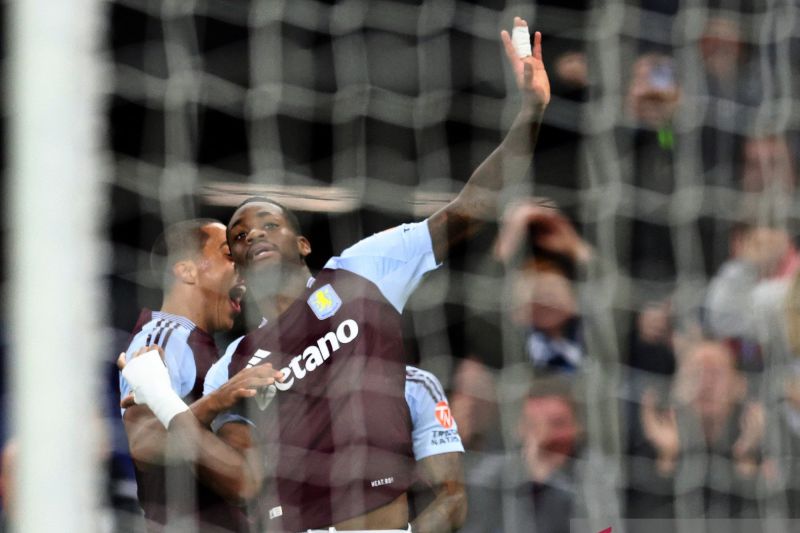 Penyerang Aston Villa Jhon Duran (kanan) merayakan gol yang dicetaknya pada pertandingan Liga Champions melawan Bayern Munich di Villa Park, Birmingham, Rabu (2/10/2024). (ANTARA/AFP/Darren Staples)