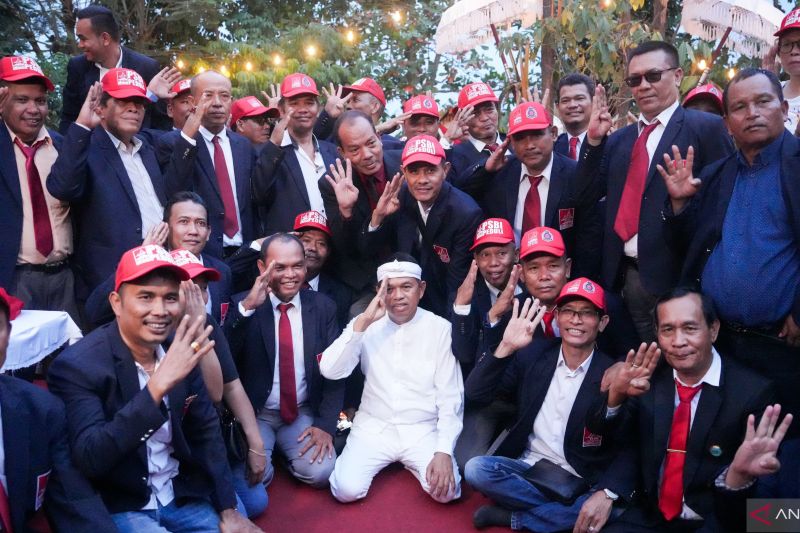 Calon Gubernur Jawa Barat Dedi Mulyadi saat menerima warga Batak yang tinggal di Jabar. (ANTARA/Ali Khumaini)